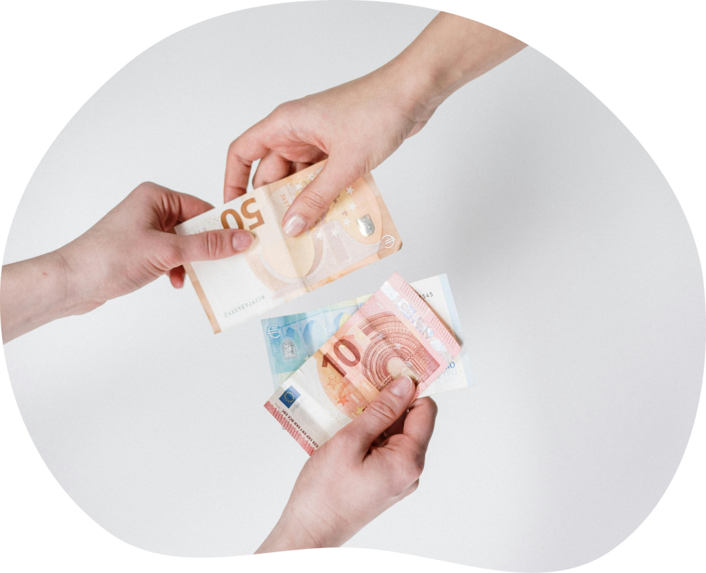 Photo de personnes en train de s'échanger des billets d'euro.