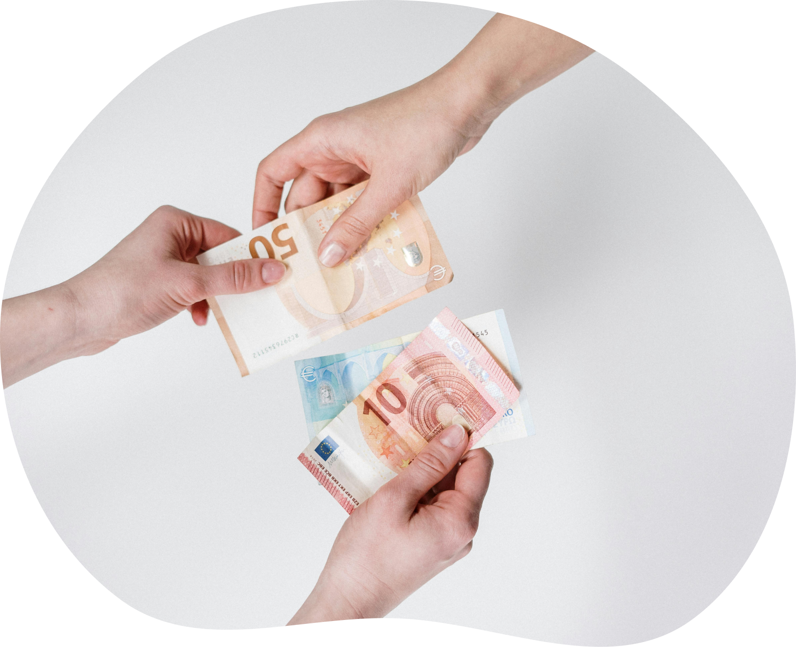 Photo de personnes en train de s'échanger des billets d'euro.