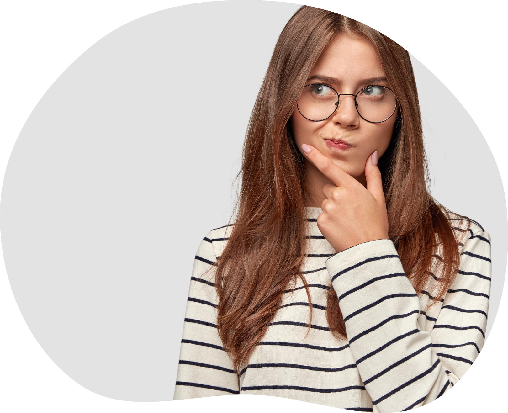 Photo d'une femme qui réfléchit