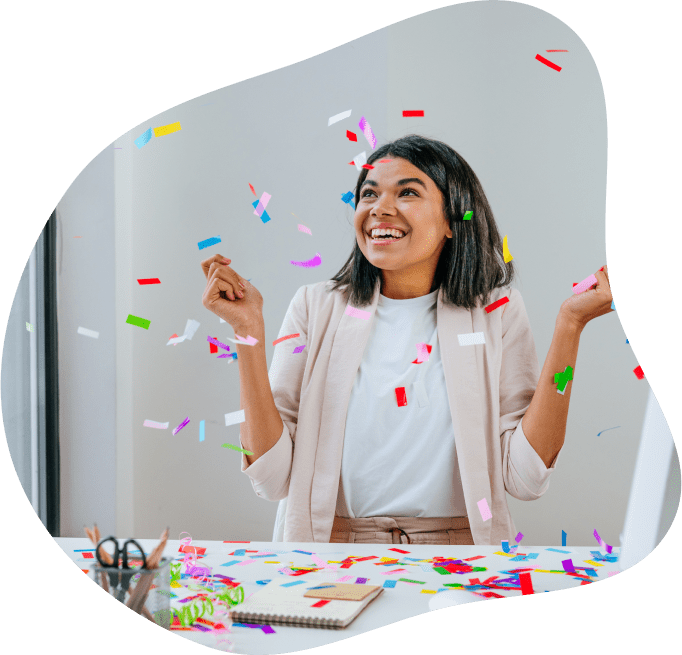 Photo d'une femme avec des confettis qui tombent