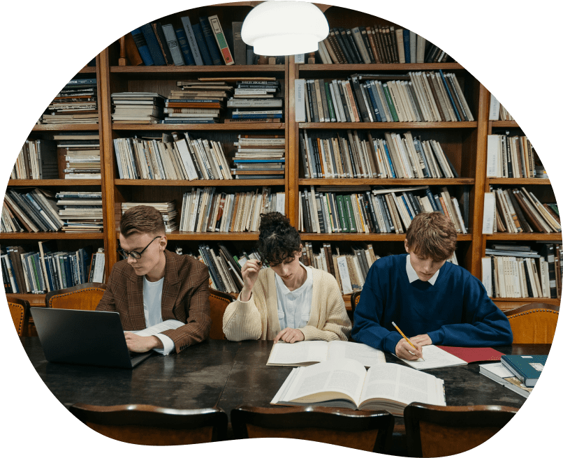 Photo de trois étudiants en train de travailler dans une bibliothèque